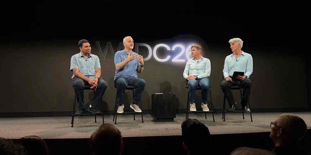 暗い舞台のスツールに水色系のシャツを着た4人の男性が並んで座り、背後に「WWDC」のロゴが浮かぶトークセッションの様子。手前に観客の後ろ姿が並ぶ