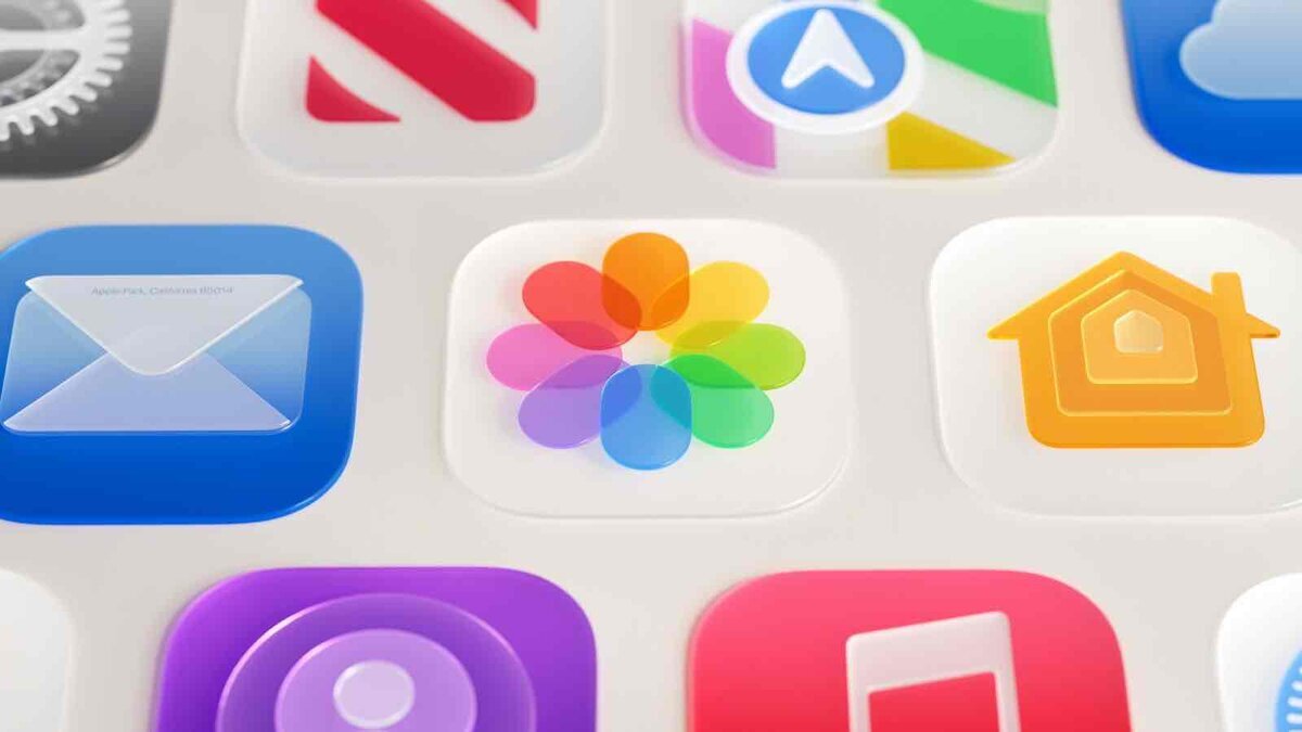 白い背景に並ぶiOSアプリアイコンのクローズアップ。メール、写真、ホーム、ミュージック、マップ、設定などがガラスのような透明感のある立体的な質感で描かれている