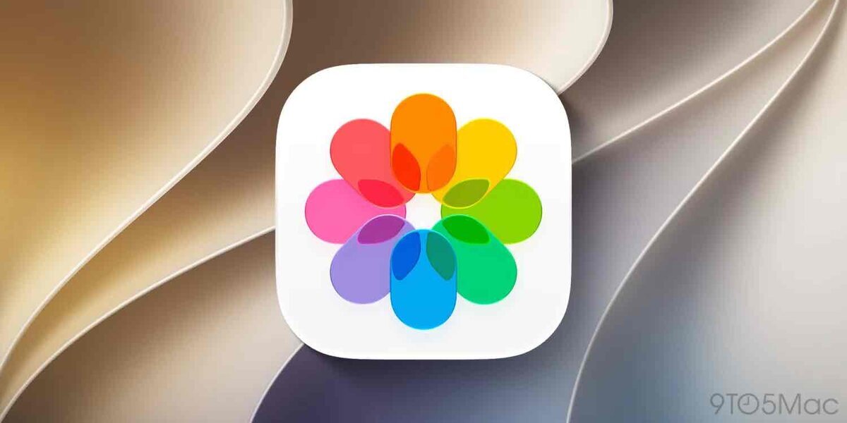 Apple「写真」アプリのカラフルな花型アイコンが、ベージュのグラデーション背景の中央に置かれている