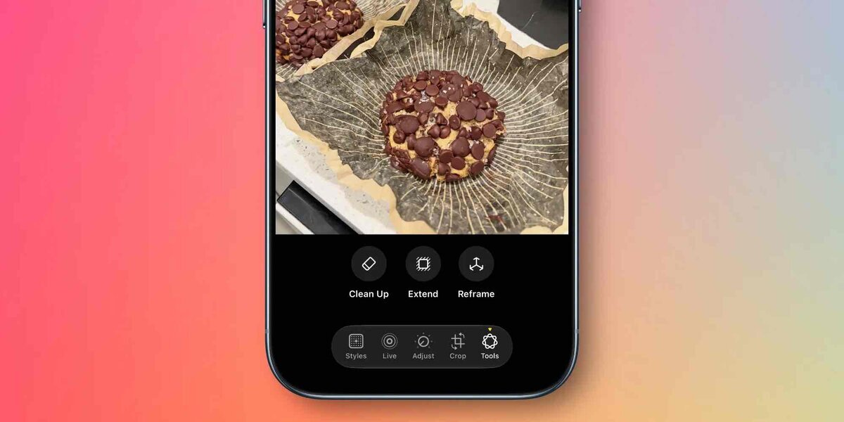 iPhoneの写真編集画面。クッキーの写真の下にClean Up、Extend、Reframeのボタンが並び、最下部のツールバーでToolsが選ばれている