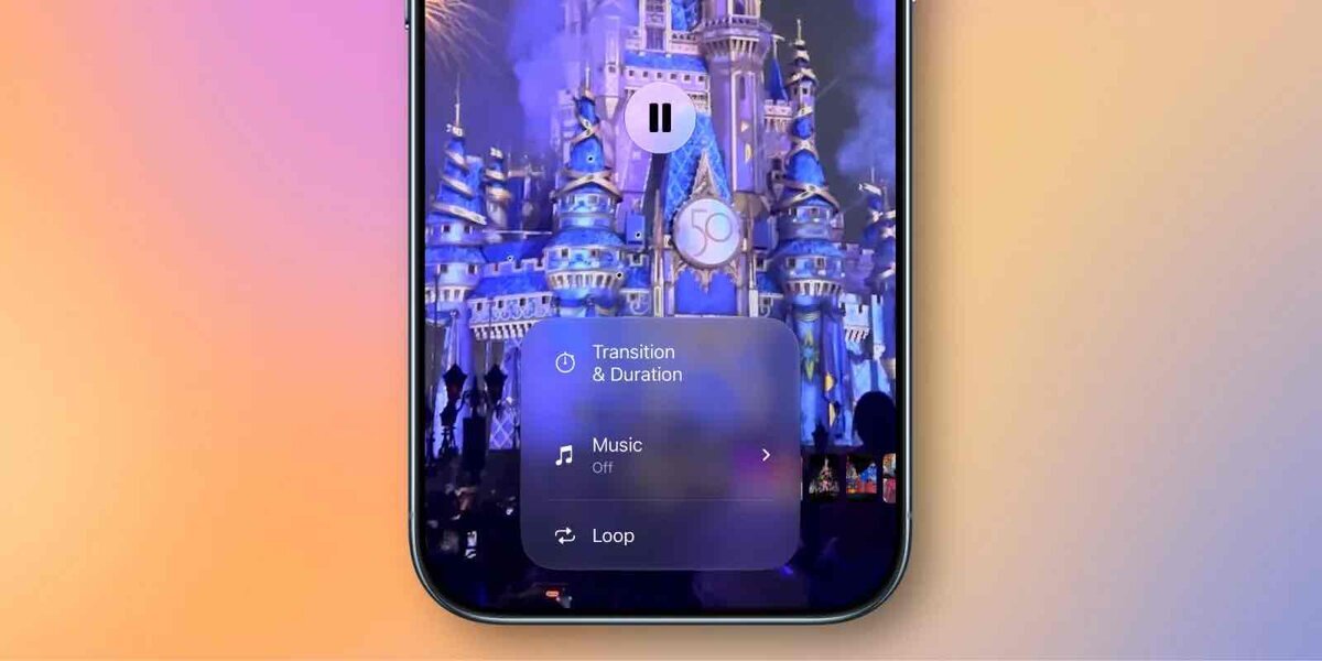 iPhoneのスライドショー再生画面。花火が上がる城の写真に、トランジションと再生時間、ミュージック、ループの設定メニューが重なっている