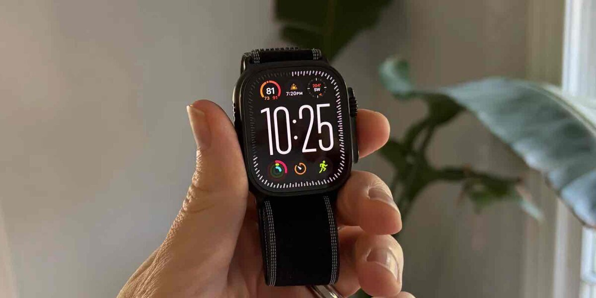 黒いApple Watch Ultraを手に持った写真。画面に10時25分、気温81、天気などのコンプリケーションが並んでいる