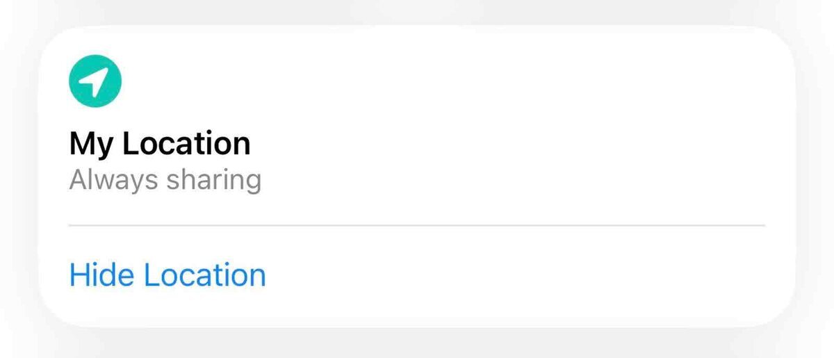 「探す」アプリのカード。「My Location」「Always sharing」の下に、青い文字で「Hide Location」のボタンが表示されている