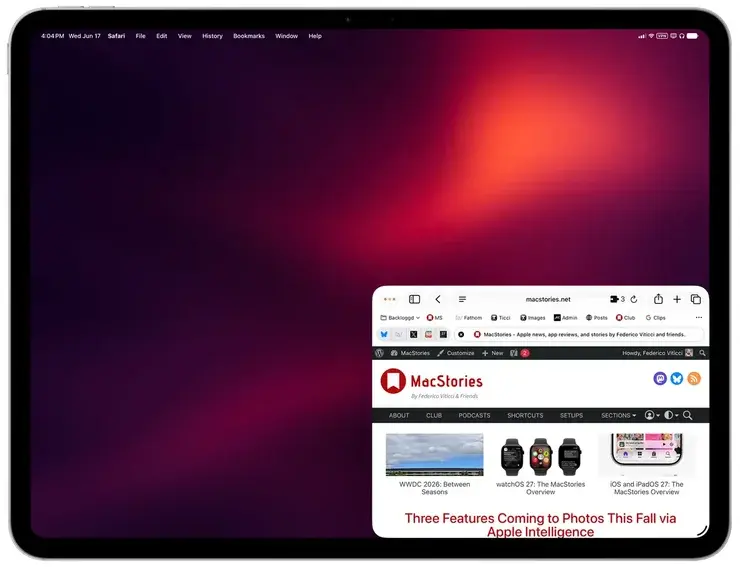 iPadの画面右下にSafariのウィンドウが小さく寄せて配置され、残りの広い領域に壁紙が広がっている状態