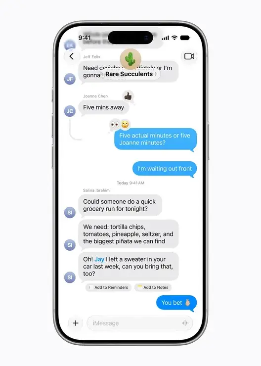 iPhoneのiMessageグループ会話。メッセージの下に「Add to Reminders」「Add to Notes」の提案ボタンが表示されている