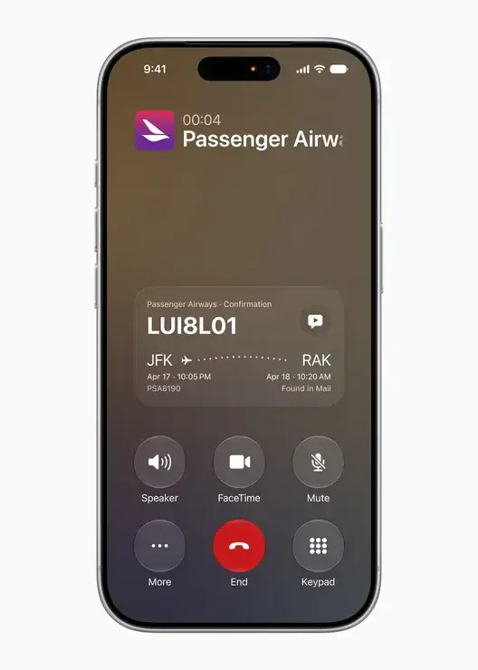 iPhoneの通話画面。航空会社への発信中に予約確認番号「LUI8L01」とJFK発RAK行きの便情報がMailから抽出されて表示されている