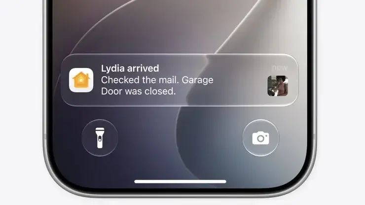 iPhoneのロック画面に出たホームAppの通知。「Lydia arrived 郵便を確認、ガレージのドアを閉めた」とまとめて表示されている