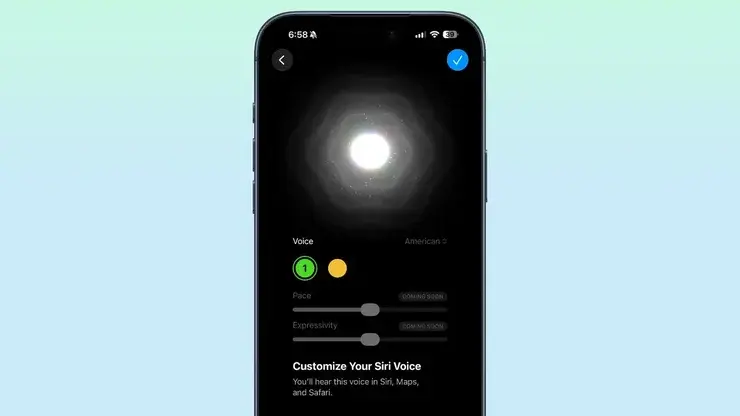 黒い背景のSiri音声カスタマイズ画面。PaceとExpressivityのスライダーにComing Soonのバッジが付いている