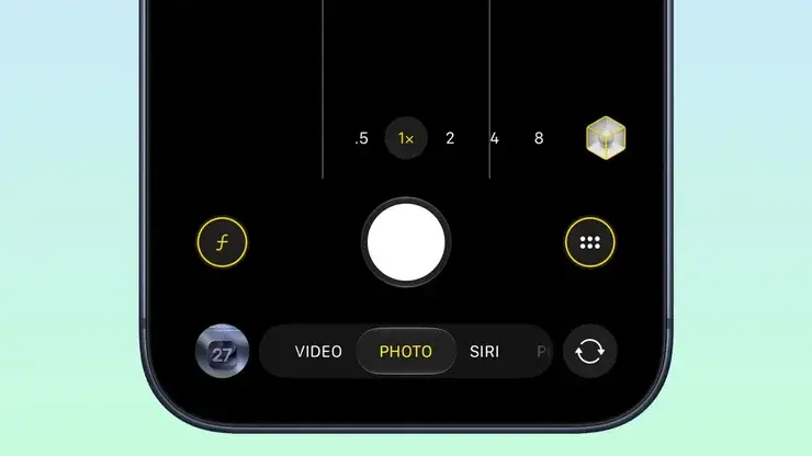 iPhoneのカメラ下部。露出を示すfボタンとツールボタンが黄色く点灯し、その下にVIDEO・PHOTO・SIRIの切り替え