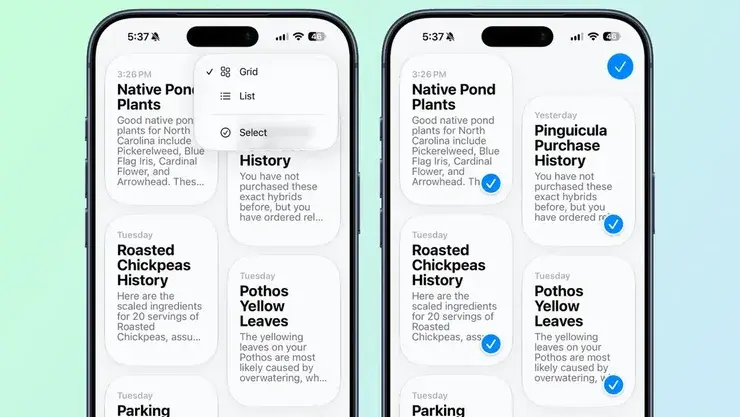 2台のiPhoneに並んだSiriの会話一覧。右では複数の会話に青いチェックが付き、まとめて選択された状態