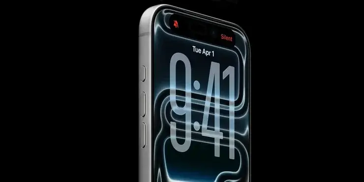 シルバーのiPhone 17 Proを斜め後ろから見たところ。本体側面に横長のアクションボタンが見える