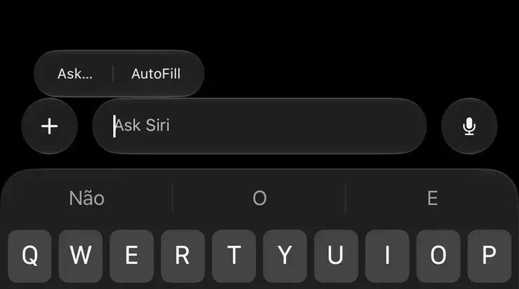 Siriアプリの入力欄上に「Ask…」と「AutoFill」のポップオーバーが表示され、下に「Ask Siri」の入力欄とキーボードがある画面