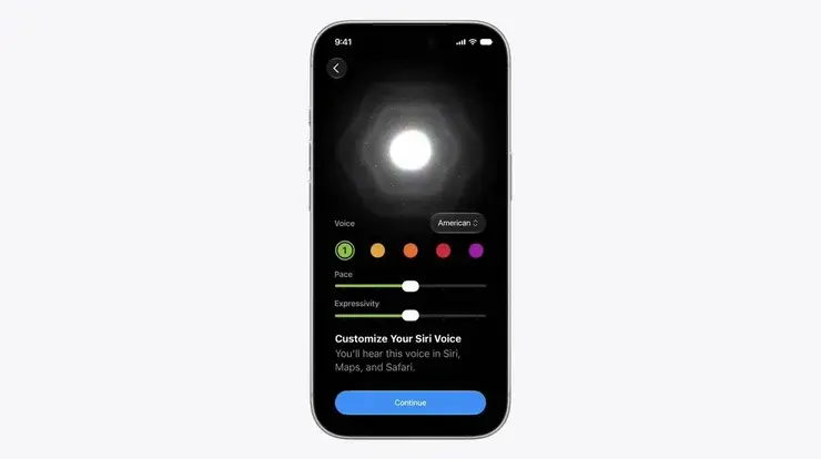 iPhoneの「Customize Your Siri Voice」設定画面。中央に光るSiriのオーブ、下にVoiceの言語選択と5色の候補、Pace（速さ）とExpressivity（表現力）の2本のスライダー、青いContinueボタンが並ぶ