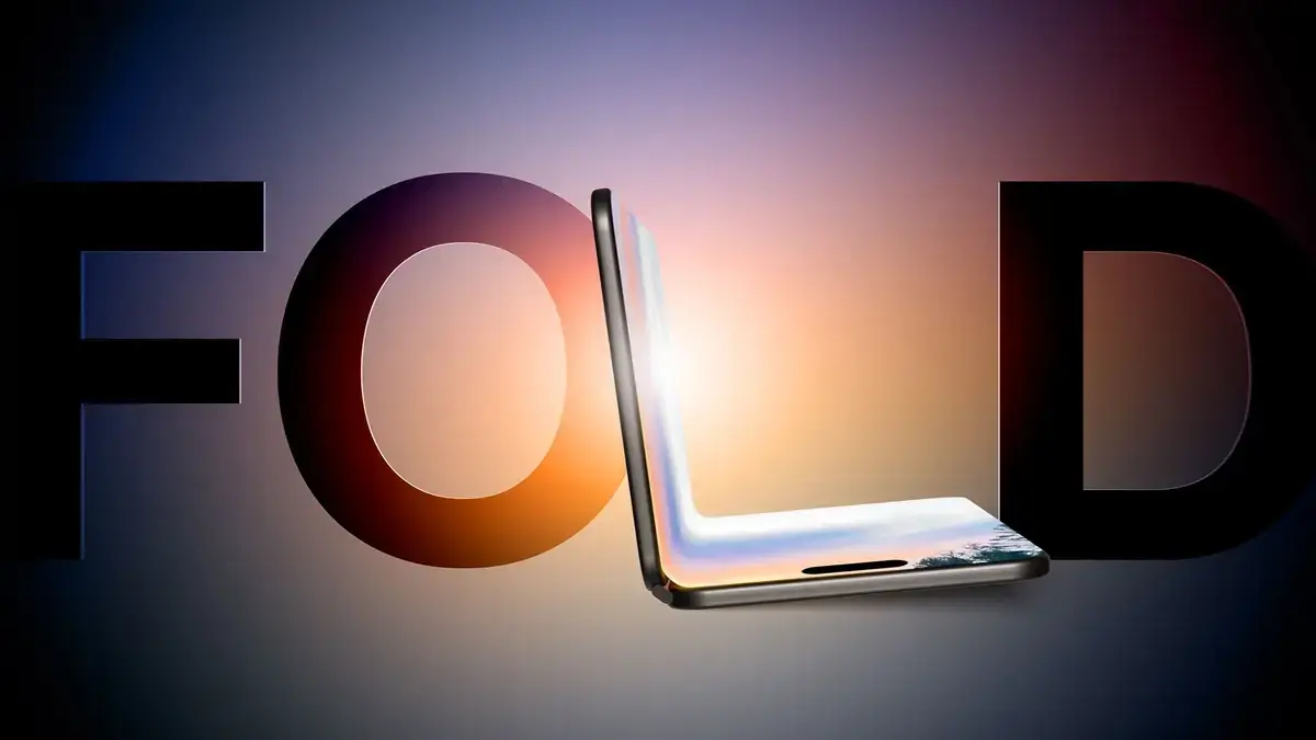 半分開いた折りたたみスマートフォンが、大きく「FOLD」と書かれた背景の前に浮かぶイメージ画像