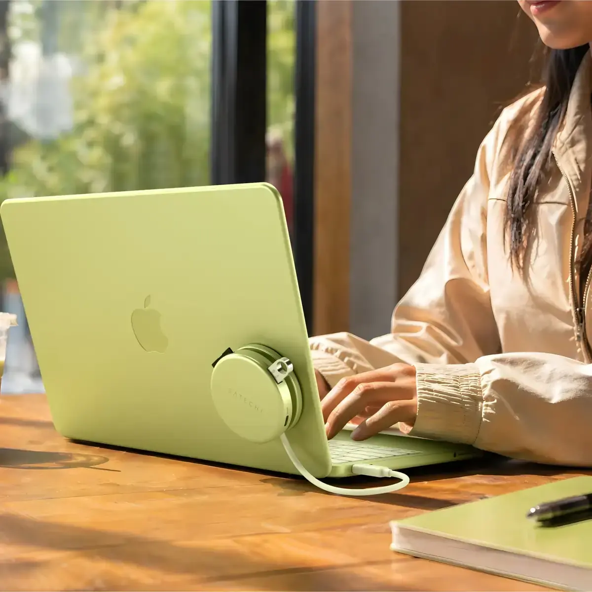 Apple MacBook Neo 本体＋Magic Mouse MacBook Neoに、本体カラーに合わせたハブとマウスが登場 - となりずむ