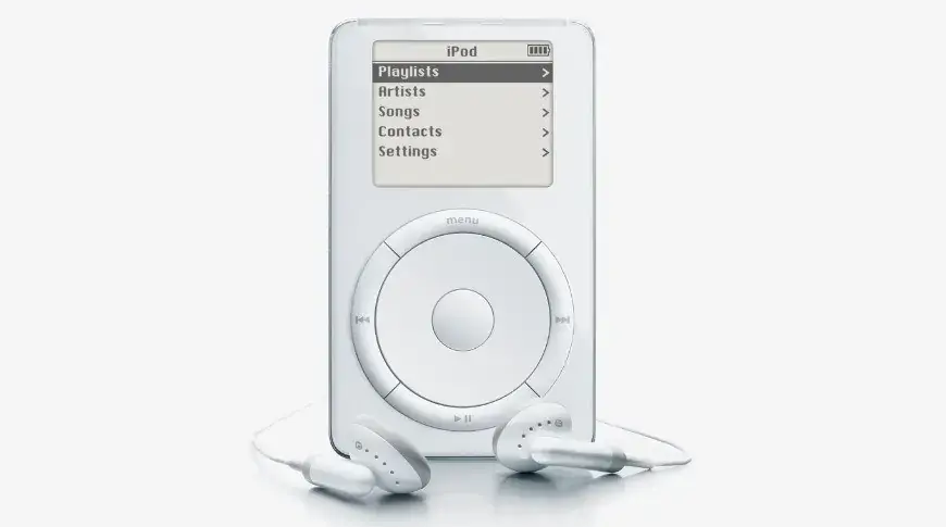 クリックホイールとメニュー画面を備えた初代iPodと、白い有線イヤホン