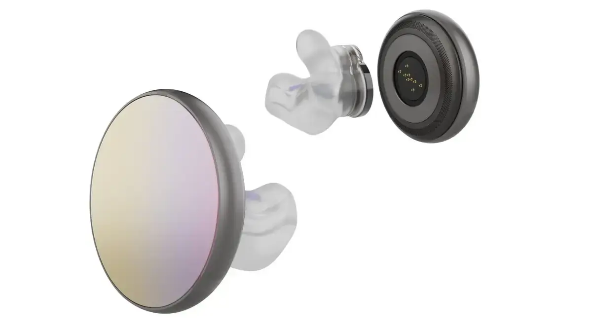 iyO Oneイヤホンの分解図。虹色のフェイスプレート、透明なカスタム型、丸い電子モジュール