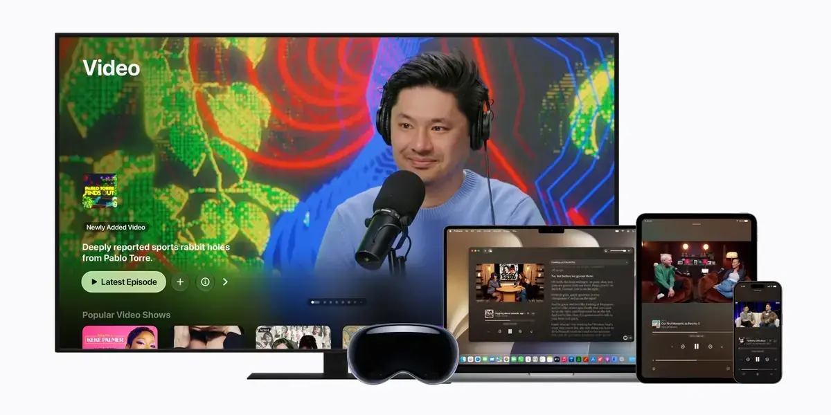 大画面テレビにヘッドホンとマイクで収録するポッドキャストの映像が映り、手前にVision Pro、動画と文字起こしを並べて表示するMacBook、iPad、iPhoneが並んでいる