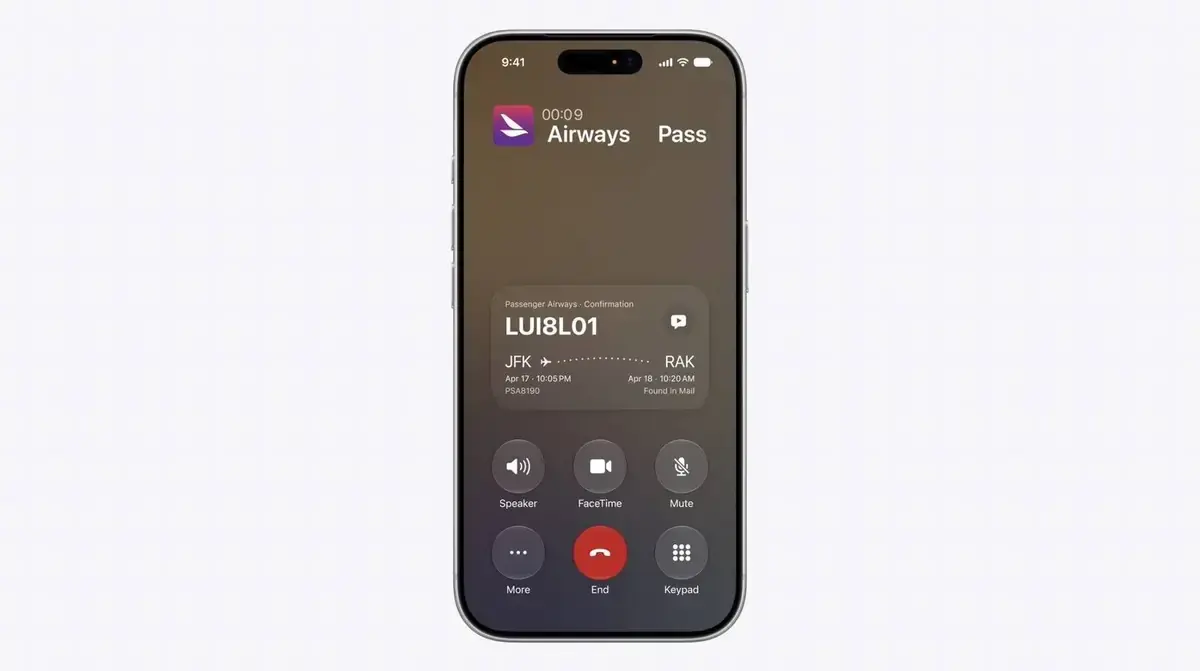 航空会社へ通話中のiPhone画面。中央のカードに予約番号「LUI8L01」とJFKからRAKへの便が表示され、右下に「Found in Mail」と添えられている