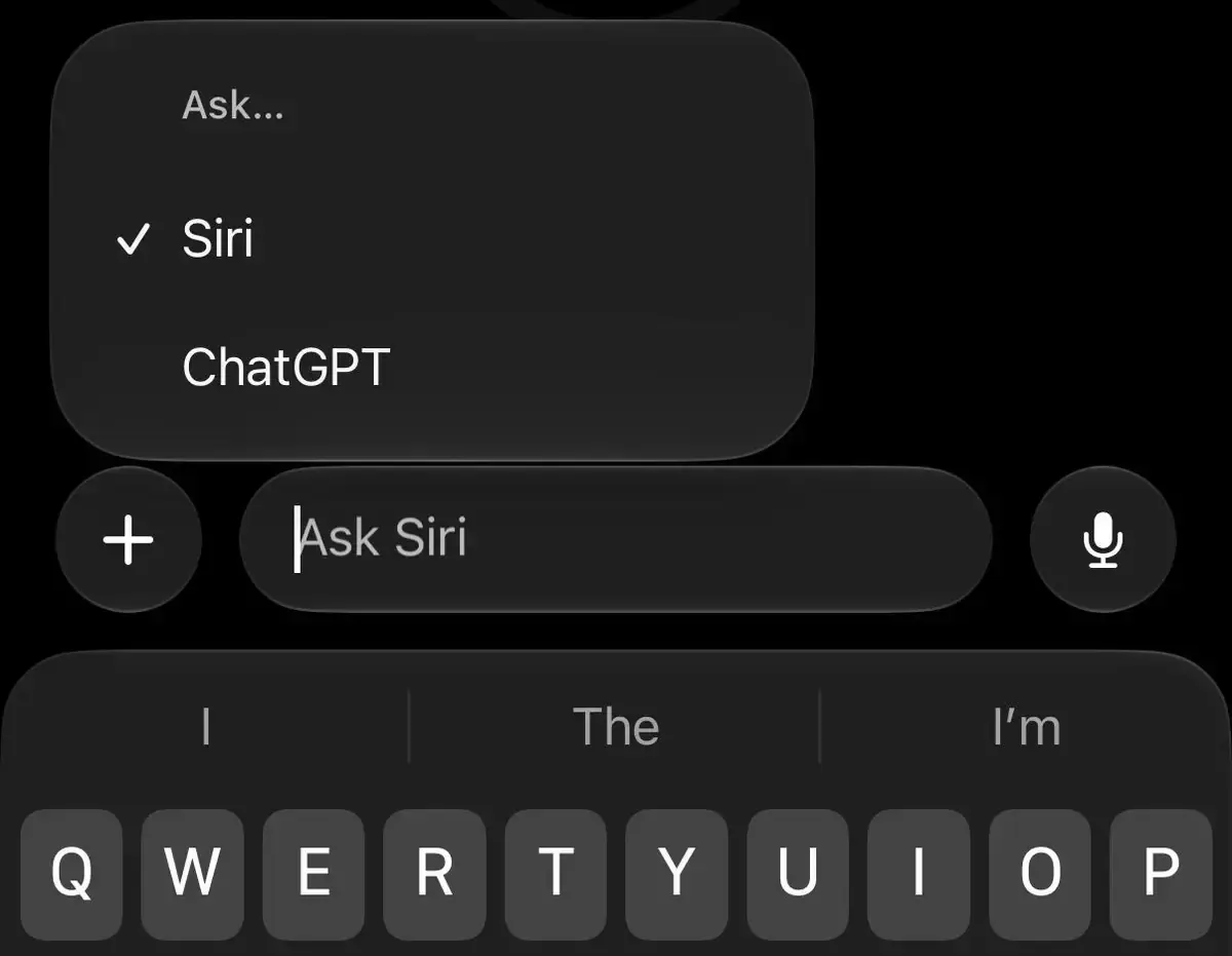 Siriアプリの入力欄を長押しして出したメニュー。「Ask…」の下にチェックの付いたSiriとChatGPTが並び、入力欄には「Ask Siri」と表示されている