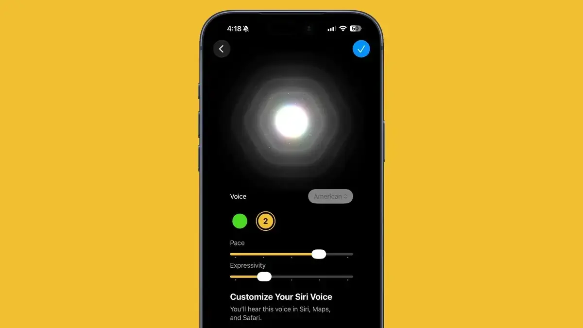 Siriの声を調整する黒い画面。Voiceは「American」で、PaceとExpressivityのスライダが並び、下に「Customize Your Siri Voice」と書かれている
