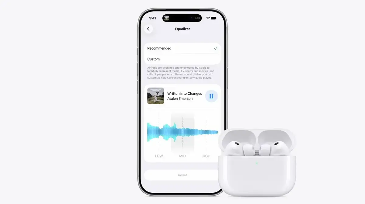 AirPodsのイコライザ設定画面と、開いたAirPods Proのケース。RecommendedとCustomの2択の下に再生中の曲の波形が出て、LOW・MID・HIGHの目盛りが引かれている