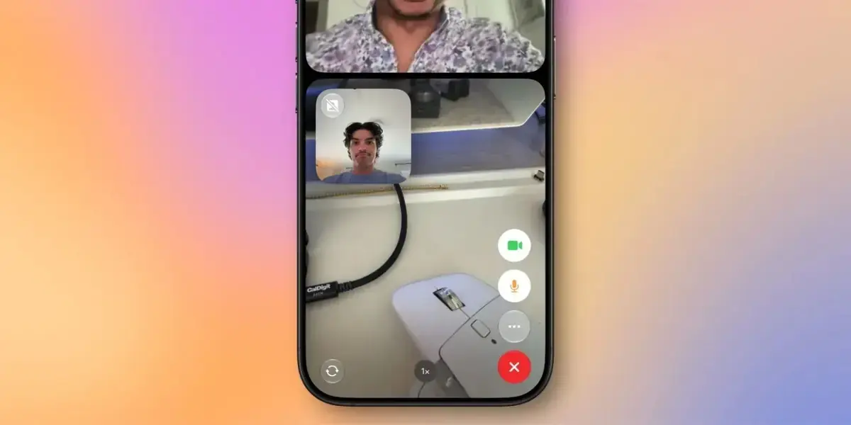 FaceTime通話中のiPhone画面。上に相手の映像、下に背面カメラで映した机の上のマウスとケーブルが並び、その左上に前面カメラの自分の顔が小窓で重なっている