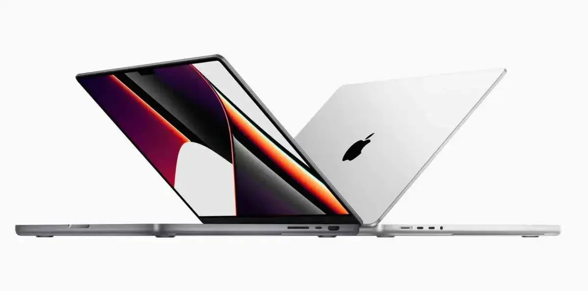 スペースグレイとシルバーの2台のMacBook Proが背中合わせに開いて並んでいる