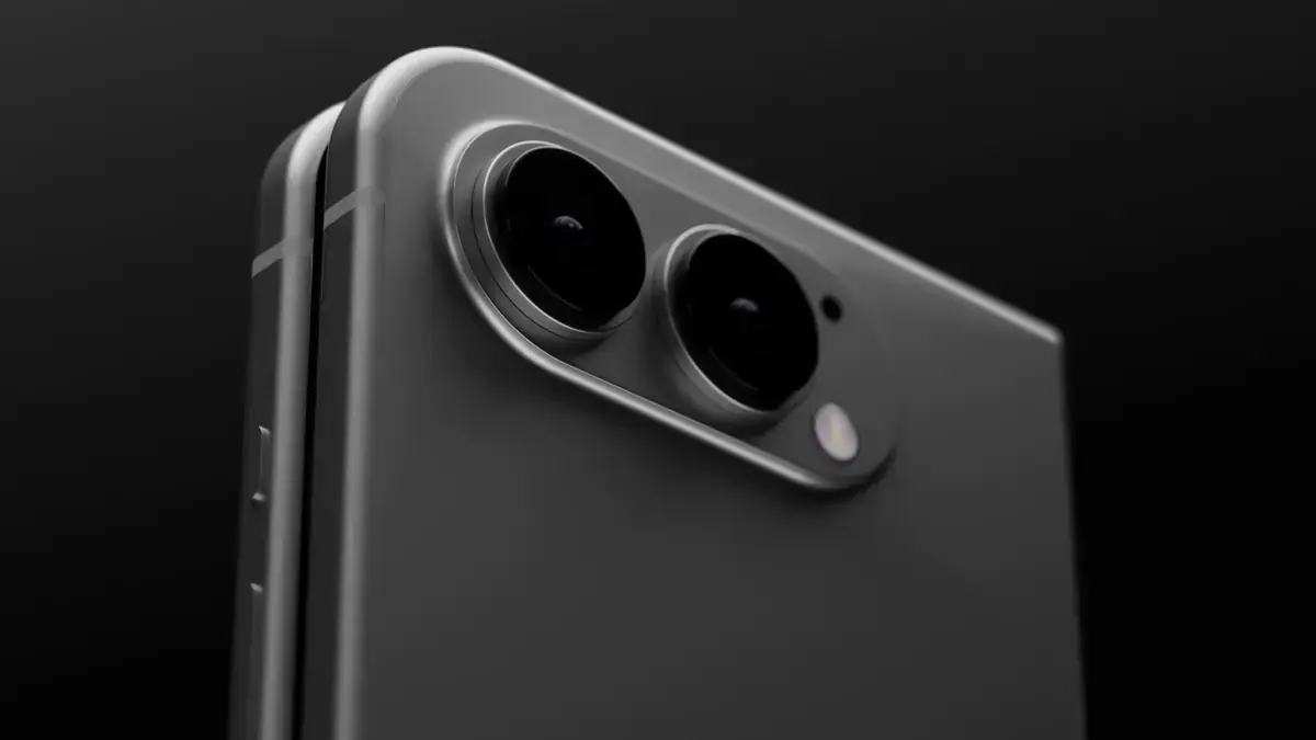 暗い背景に置かれた、閉じた状態の折りたたみiPhoneの想像図。上部に2つのカメラレンズとフラッシュ、左の側面にボタンとヒンジの合わせ目が見える