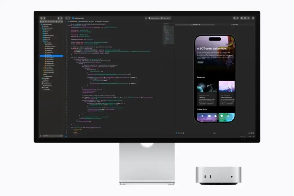 ディスプレイに黒背景のXcodeが開き、左にコード、右にiPhoneのシミュレータ画面が表示されている。手前右に銀色のMac mini