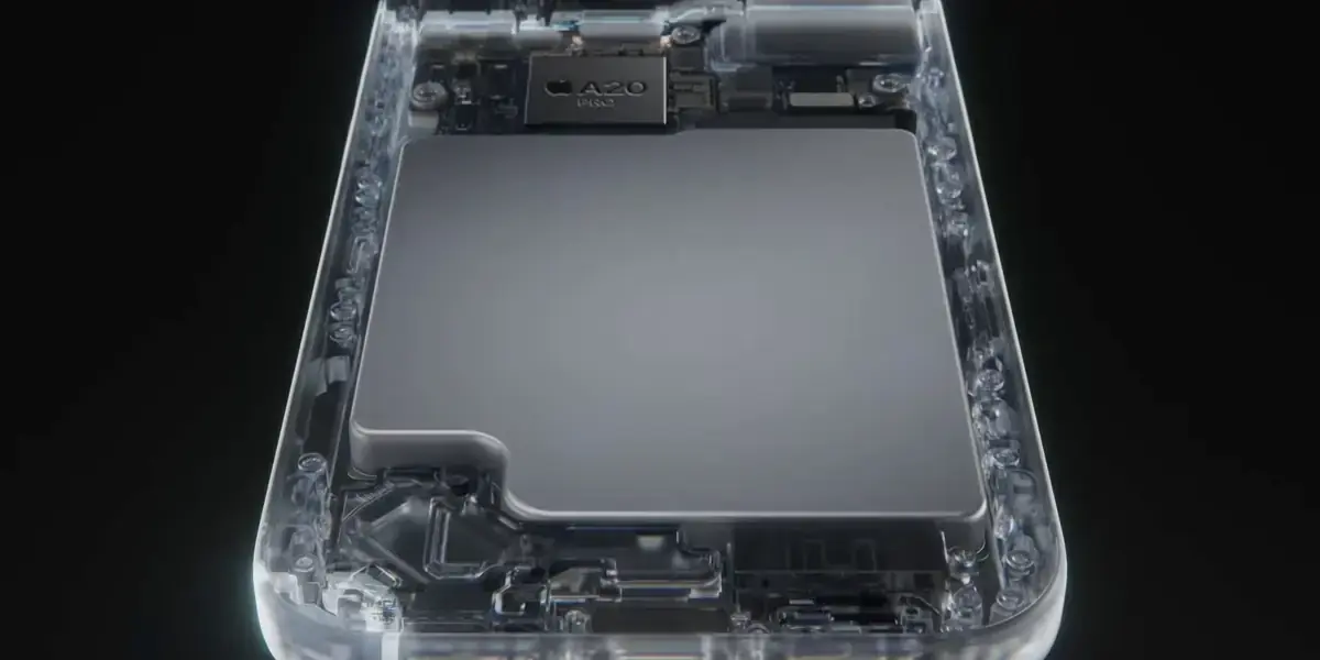 透明に描いたiPhone 18 Proの内部で、上部のA20 Proチップと、本体の大半を占める四角いバッテリーが見える図