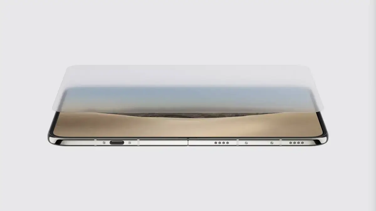 閉じたiPhone Duoの外側画面の上に、カバーガラスの1枚が持ち上がって浮いている