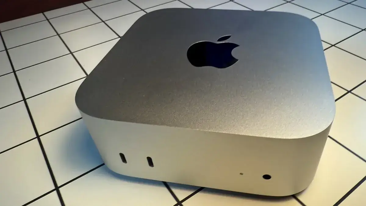 白いタイル張りの机に置かれた銀色のMac mini。前面にUSB-Cポート2つとヘッドフォンジャックが並ぶ