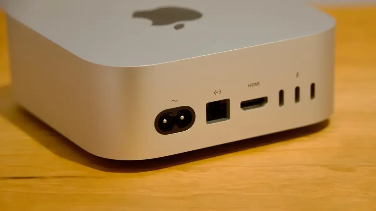 M6搭載Mac miniの背面。左から電源、Ethernet、HDMI、Thunderbolt 4ポート3つが並ぶ