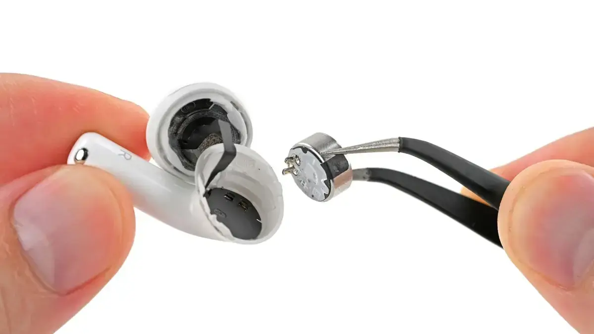 Apple AirPods 本体 ※故障しています。 AirPods 5をiFixitが分解：10年で初めて修理性スコア「2/10」に向上も