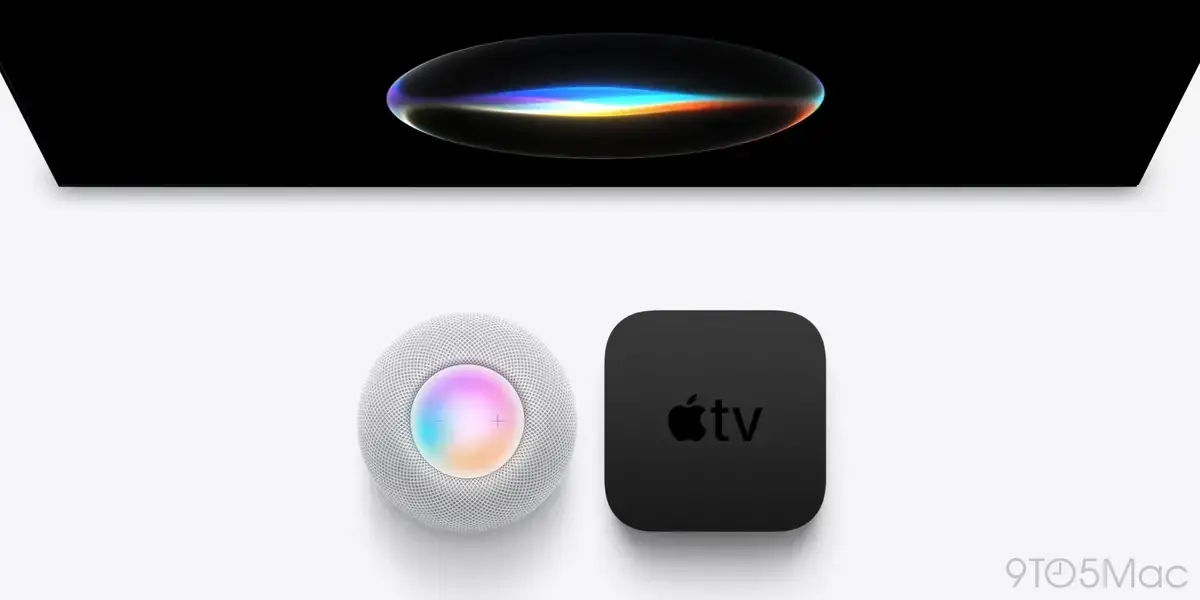 テレビ画面に映るSiriの光の帯と、その下に並ぶ白いHomePod miniと黒いApple TV