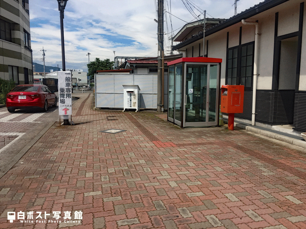 駅舎向かって左側奥に設置