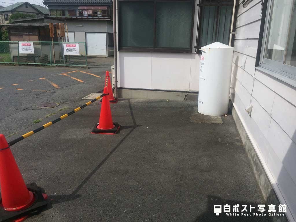 駅前スペースの角地に接地