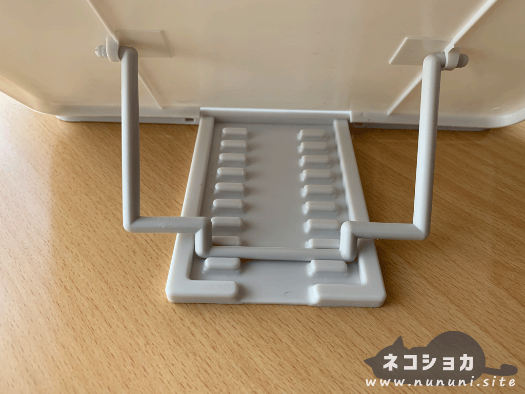 ダイソーの読書台スタンドをセットする溝部分