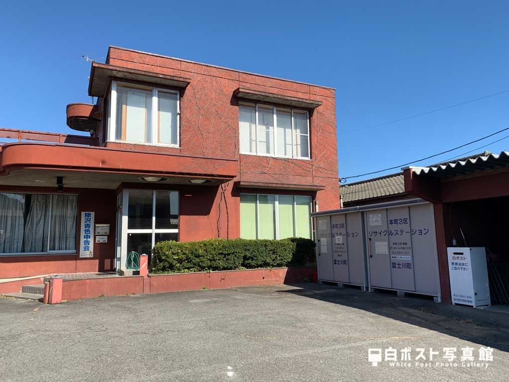 右手奥に白ポスト発見