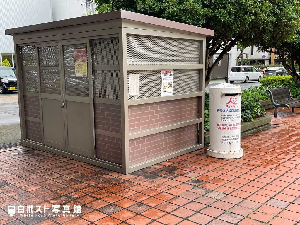浜田公園の白ポスト遠景図
