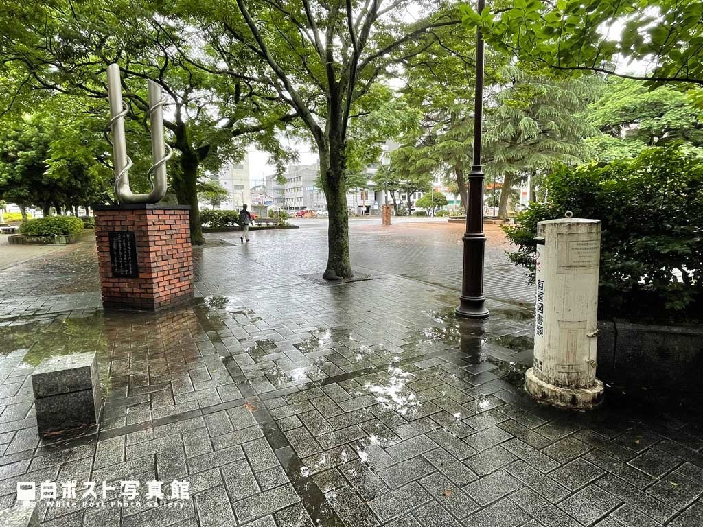 松浦公園の白ポスト遠景図