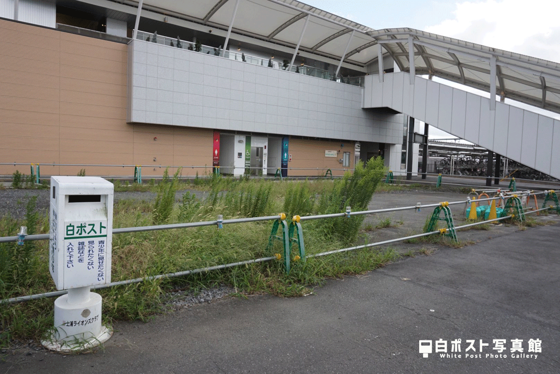 新しい神立駅舎と白ポスト