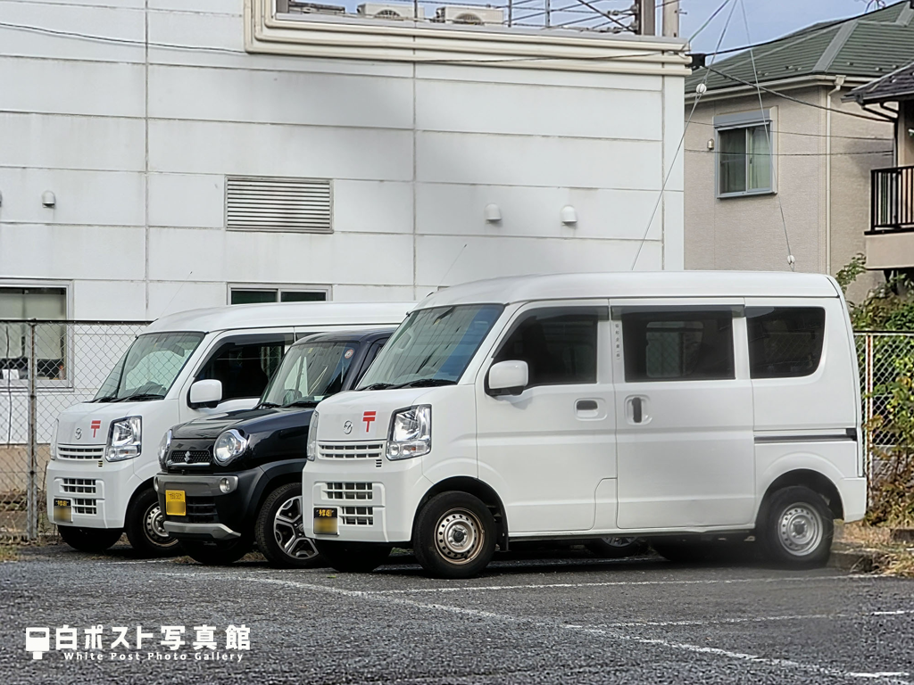 郵便局の軽バンも白い！