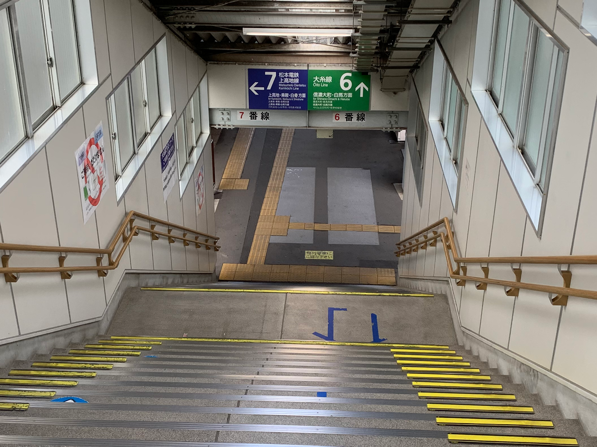 左が7番線アルピコ交通上高地線、右が6番線大糸線