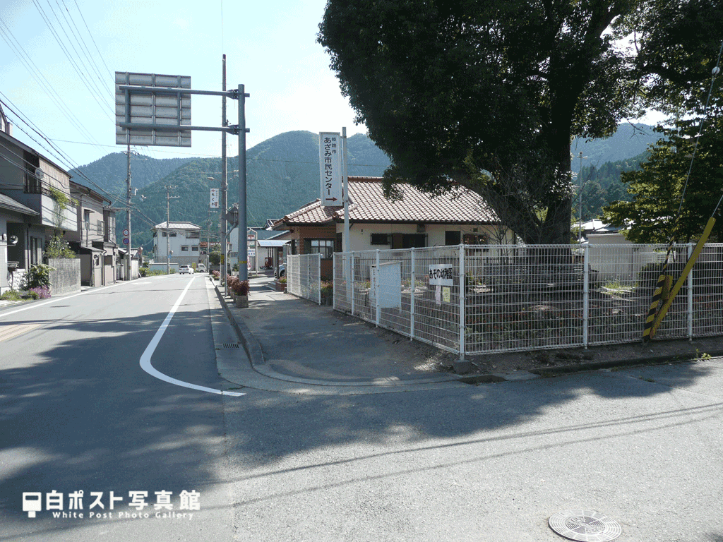 夢前町莇野駐在所前