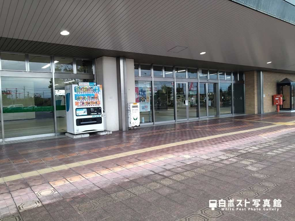 燕三条駅の白ポスト（2020年版）遠景