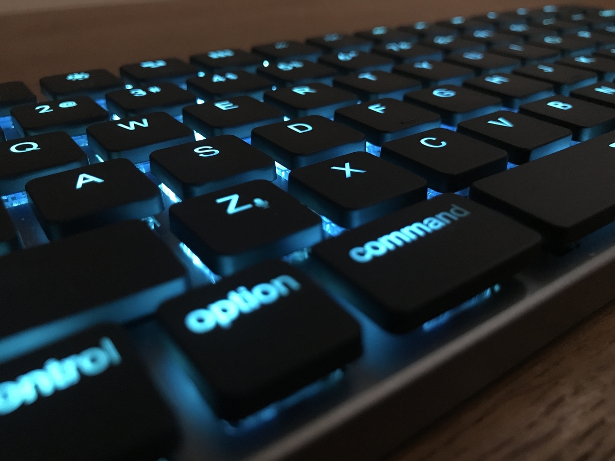 使用レビュー】どこでも使えるコンパクト青軸メカニカルキーボード