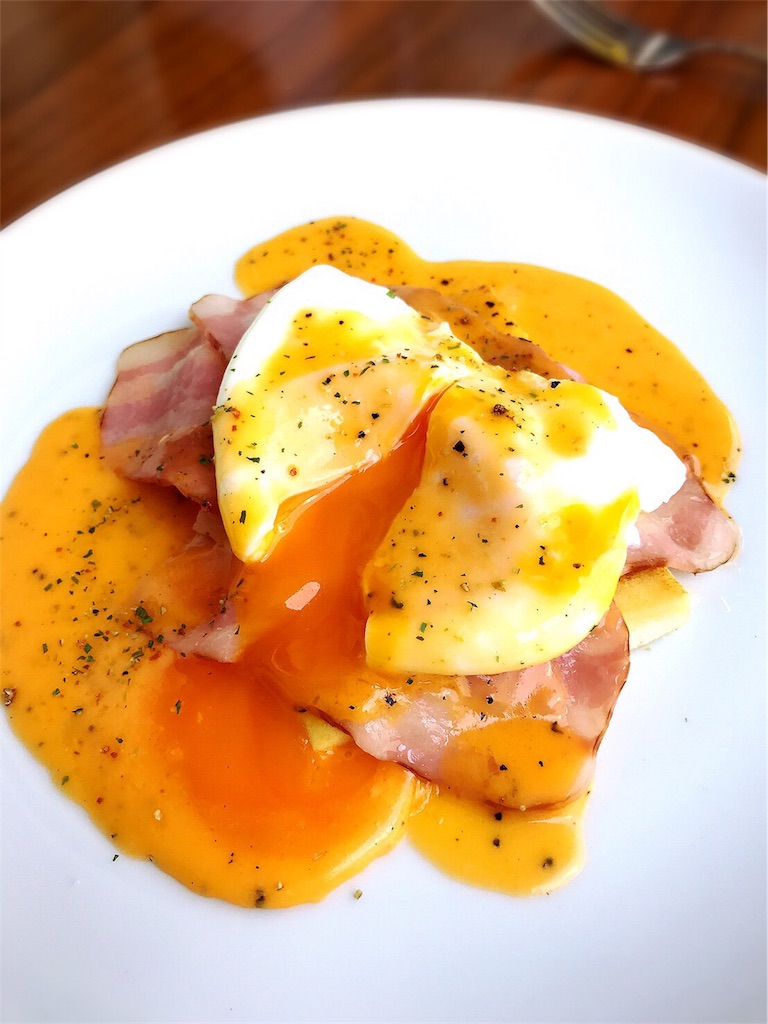 Egg Benedict de Japanese soy bread being mindful