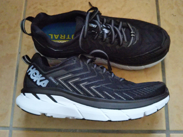極上の履き心地を実現するHOKA ONE ONE からオールホワイト